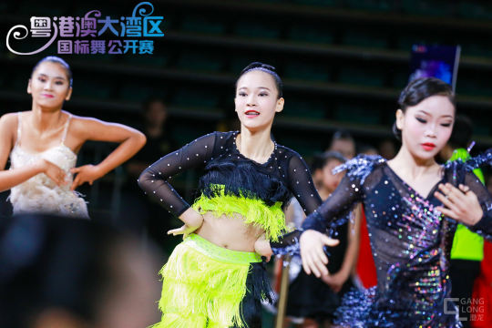 安排专业摄影师拍摄活动现场照片，以便进行照片直播