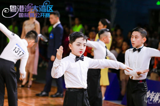 协调舞者和乐队的合作，确保音乐与舞蹈的完美契合