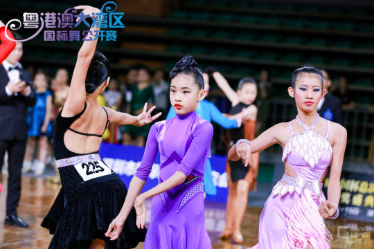 特邀嘉宾演出，为活动增添亮点和惊喜