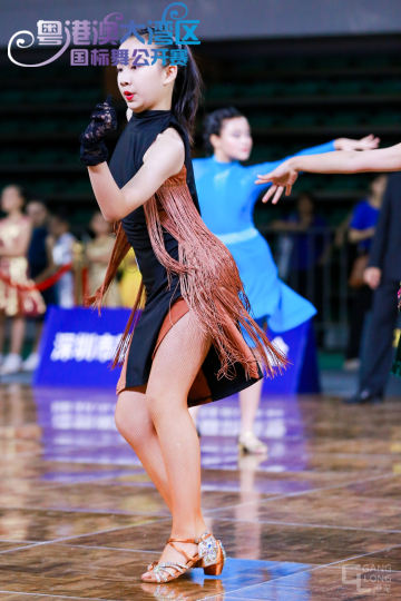 与媒体合作，进行活动报道和宣传，提高知名度和影响力