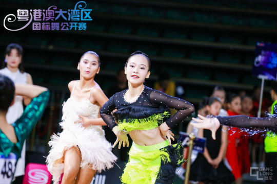 提供现场照片直播服务，让观众即时分享比赛精彩瞬间