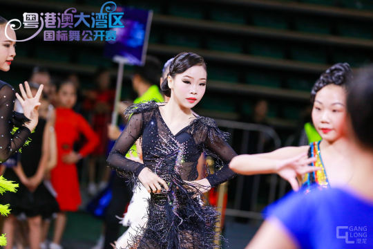 精心设计灯光和音效，增强舞台效果，为观众带来震撼的视听享受