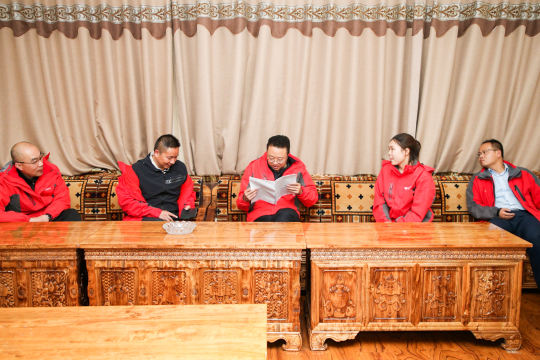参与者可在赛间休息时间游览周边景点，感受当地的美食和民俗文化