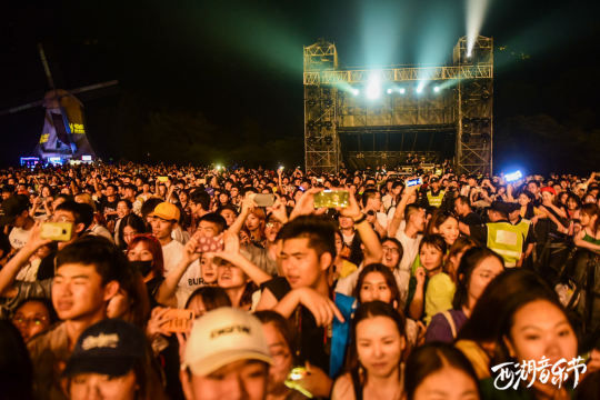 设立舞台和音响设备，确保音乐节的良好音效