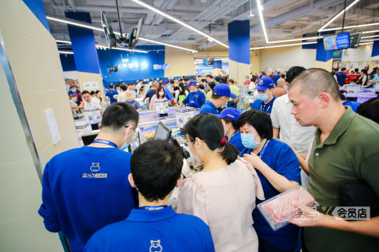 我们需要密切关注活动现场的问题和反馈，不断改进照片直播策略