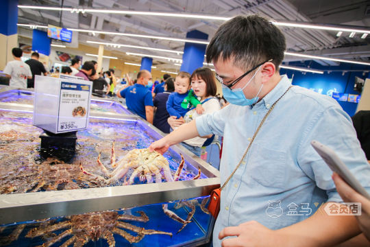 我们需要展示现场照片直播的强大功能性和互动性，提高用户参与度和购买意愿