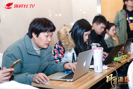 摄影团队提前到场，进行现场筹备并调整拍摄角度
