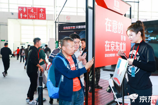 为比赛选手和观众提供饮食、水源等生活服务支持