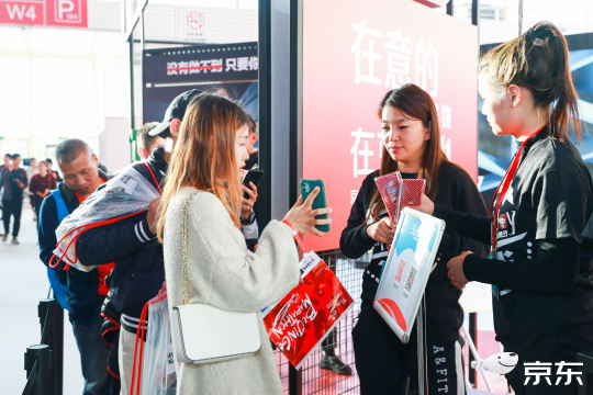 在活动现场设置照片直播展示区，让现场观众亲身感受照片直播的魅力