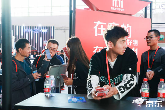 采取一切必要的措施，确保现场安全和保护环境