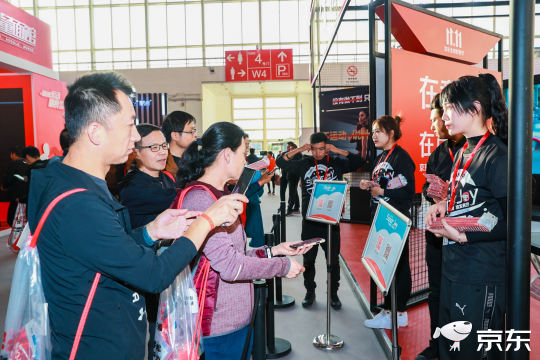 组织专业人员为比赛设立现场直播间，提供实时照片直播服务
