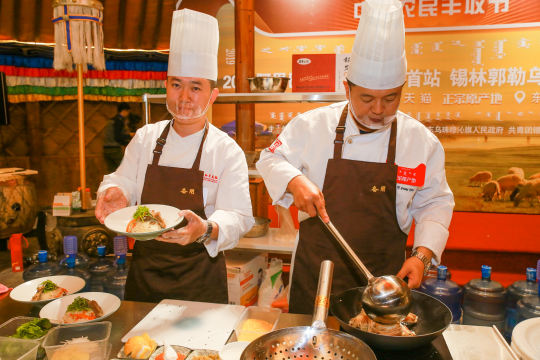 通过分享他们的羊肉节照片，参观者可以赢得礼品、券或优惠