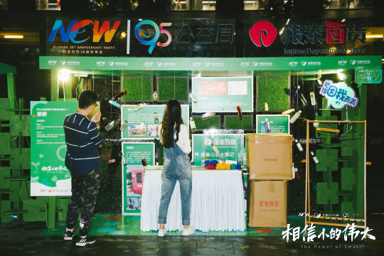 将现场照片直播分享到社交媒体平台，扩大活动影响范围