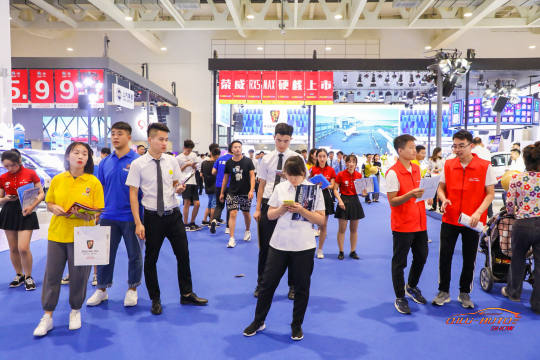 通过现场直播、现场摄像等手段，让更多的人参与活动