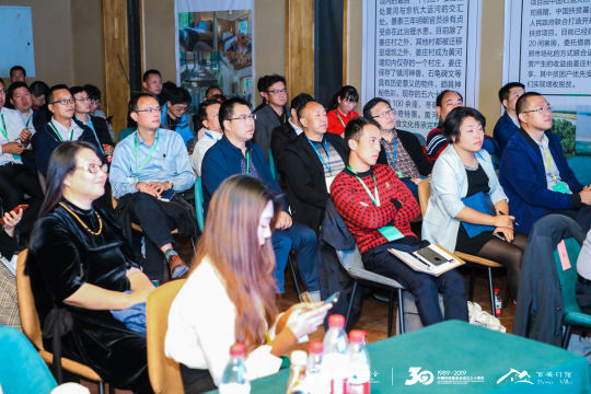 规划好活动的场地布置，使其与主题相关，美观大方