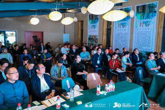 确定好活动现场的宣传措施，如：海报、传单等，以提高知名度