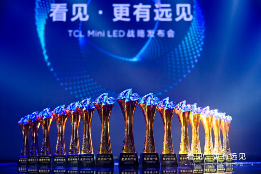 活动现场进行摄影和视频拍摄工作