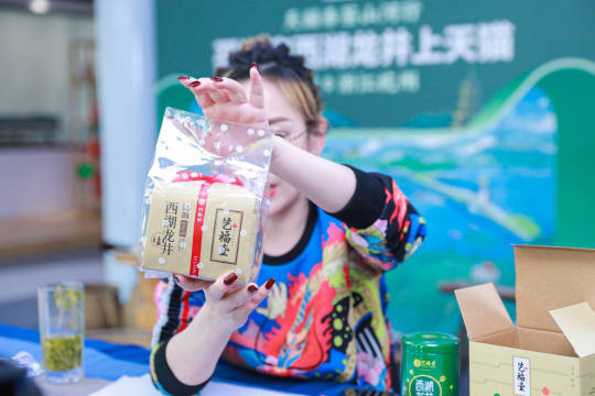 为活动现场设置直播互动区，让参与者能够与直播互动