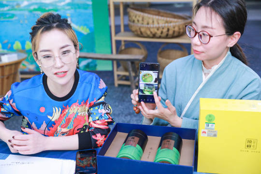 前往活动现场进行实地考察，以更好地了解活动情况