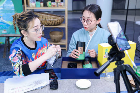 加强照片直播与社交媒体的关联，扩大传播范围