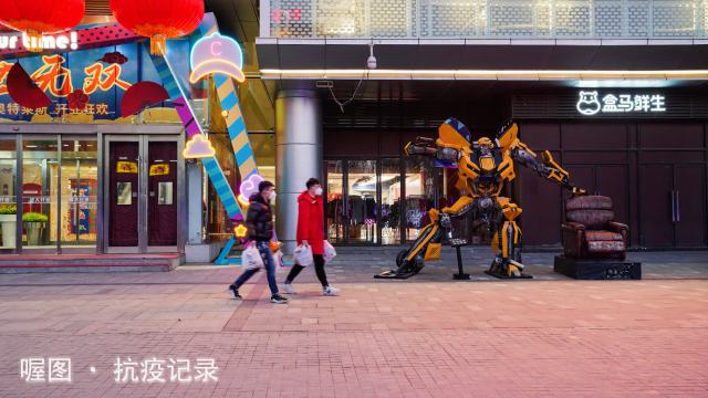 招募专业摄影师及照片直播操作员，采集现场最具代表性的瞬间进行实时直播，增强主题的代表性