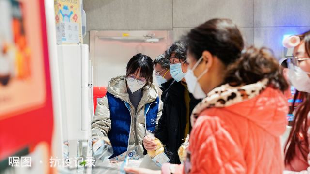 布置活动现场，准备相关硬件设施和软件操作，确保直播效果和时效性