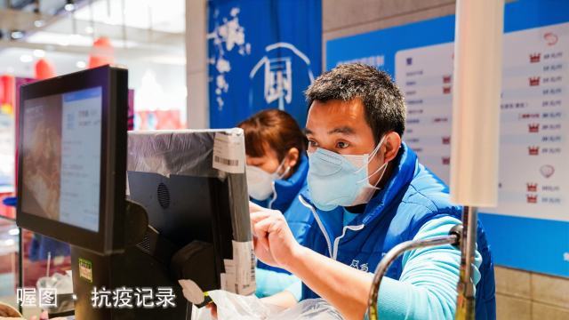 预报天气，采取适当措施防止现场设备受到影响，确保现场直播无阻