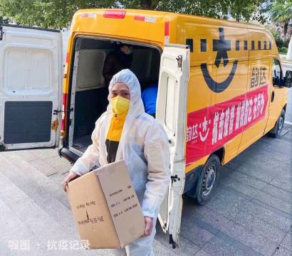 为展示中国人民在疫情期间的抗争和团结成果，确定活动以照片直播为核心，向全国观众呈现现场画面