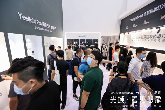 安排贴心服务员协助参会人员解决各类问题和难题
