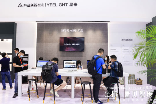 商业洽谈区域为参会企业搭建了一个优质的展示交流平台