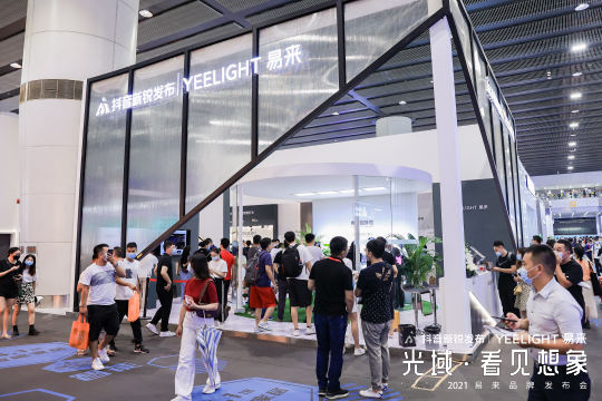 活动中照片直播等互动方式增强观众参与感，让现场氛围更加热烈
