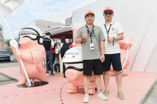 聘请专业的主持人或演员、乐队等表演嘉宾