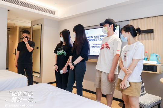设立展示区域，展示合作成果和相关产品，激发观众的兴趣和购买欲望。