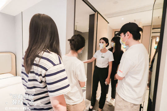安排专业的主持人，引导活动的进行，提升现场氛围。