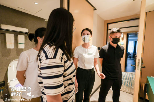 在活动现场设置摄影区域，观众可以留下美好的回忆并进行照片直播。