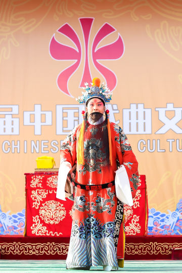 举办高水平讲座，以了解戏曲源流及捍卫传统文化