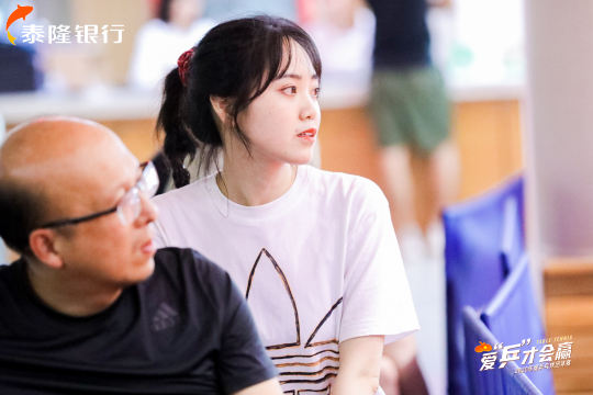 提供现场美食、音乐等娱乐项目，丰富观众的参与和体验