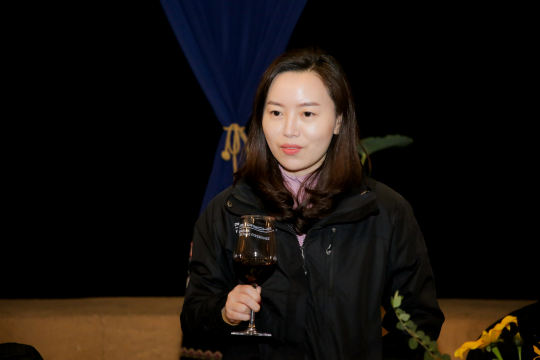 通过官方网站、社交媒体等途径，观众可以获取关于保时捷品牌的最新消息
