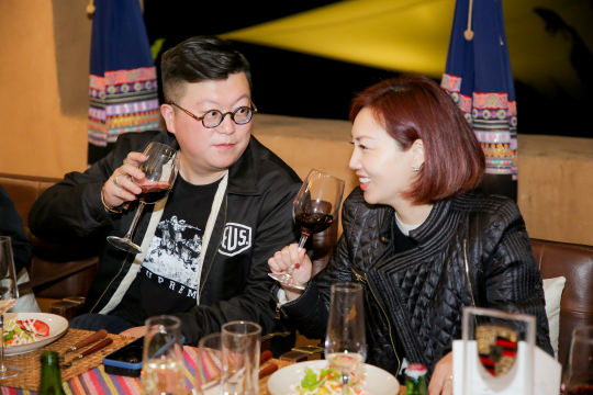 为了让更多不在现场的观众了解活动，照片直播将全球分享