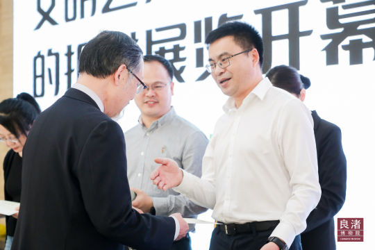 请往返机票和住宿，接待博物馆知名人士