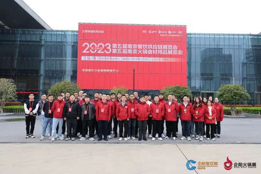 热闹非凡的现场，吸引了众多观众前来参与。