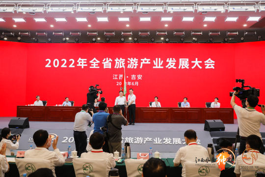专业演讲，分享行业经验和见解