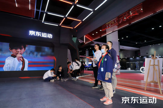 可同时在多个直播平台提供一键分享，让更多的人分享精彩
