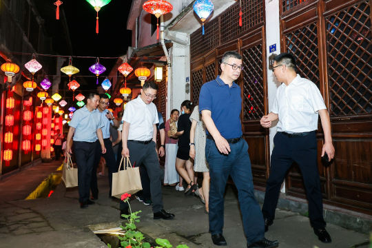 安排现场互动游戏活动