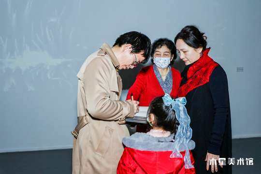 安排摄影师和摄像师到场工作，确保直播质量