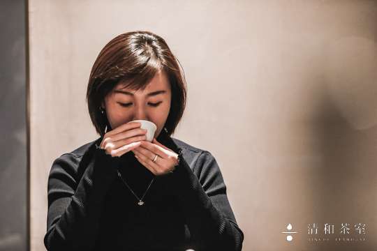 提供精美茶点，让观众在品茶的同时享受美食的滋味。