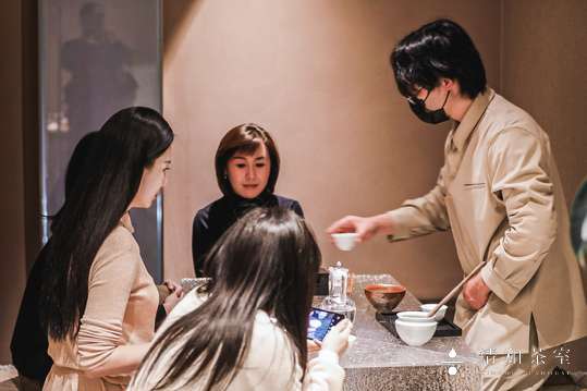 举办茶文化展览，展示茶艺和青白瓷在艺术领域的应用。