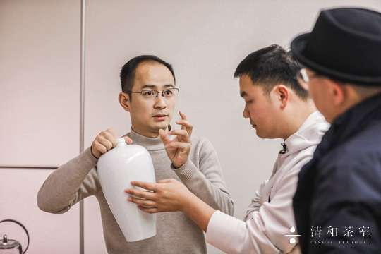 设立问答环节，给予观众机会赢取茶艺用品和精美礼品。