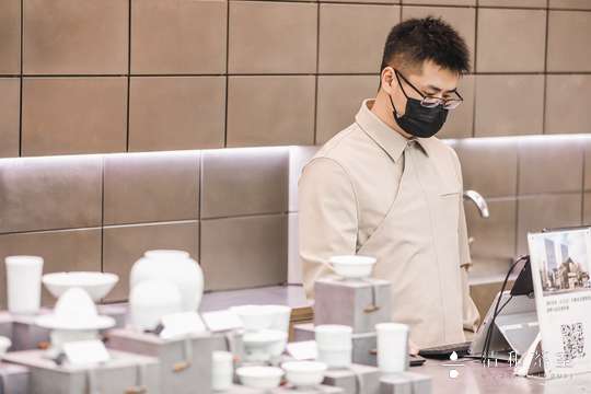 提供互动体验环节，让观众亲身参与茶艺表演和泡茶过程。