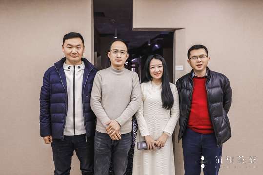 在现场设置展示区，让观众近距离欣赏青白瓷茶器的细腻工艺。